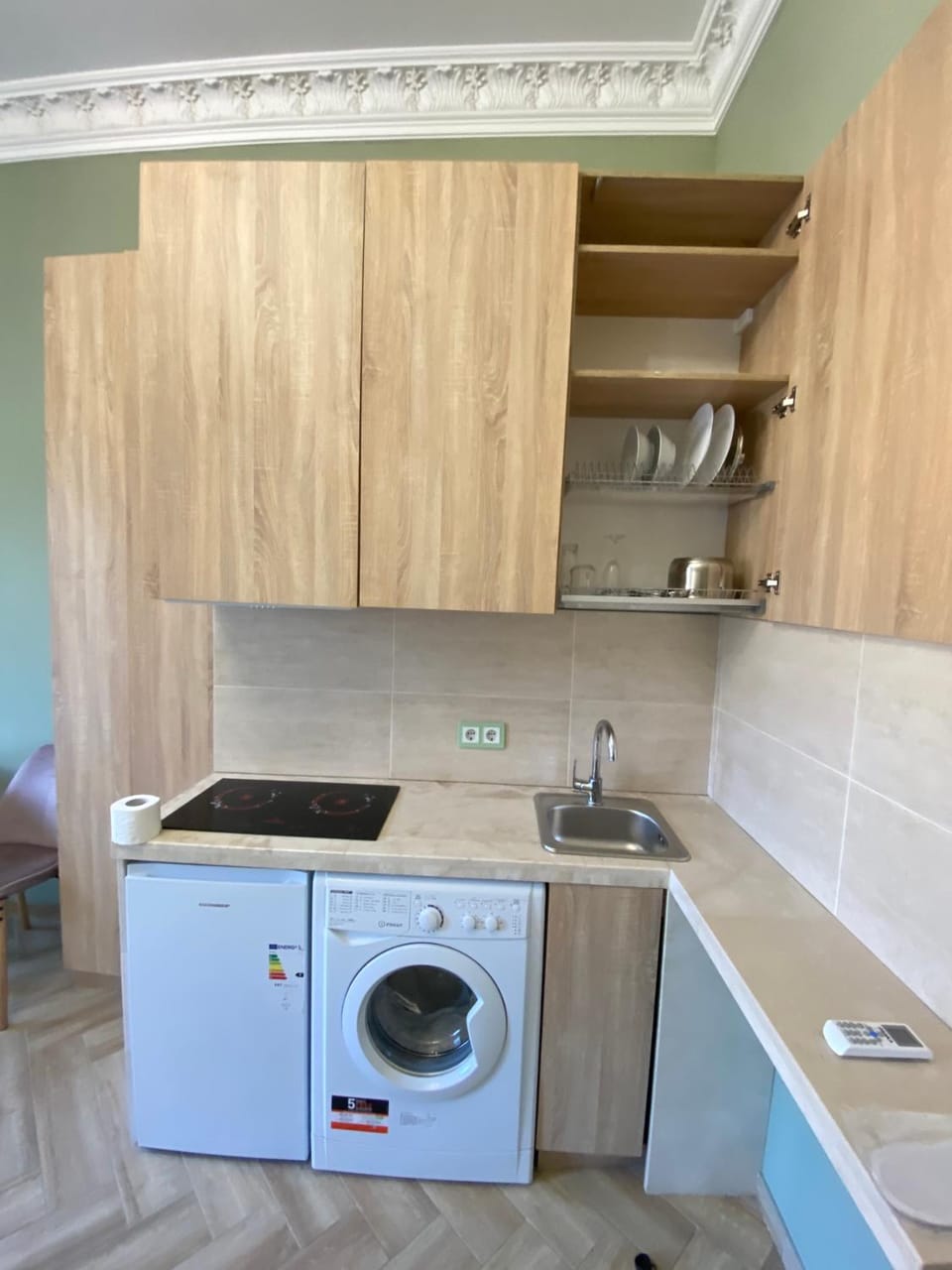 Kitchen or kitchenette, stove, washing machine