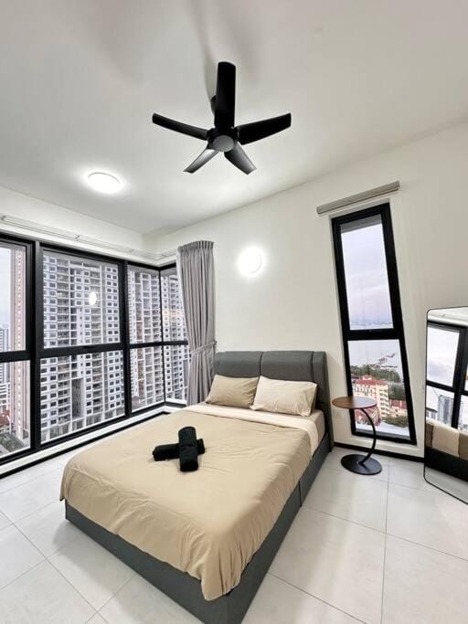 URBAN Georgetown 9Pax 4QueenBed 3Bedroom 2Bath 2carparks Apartment in George Town