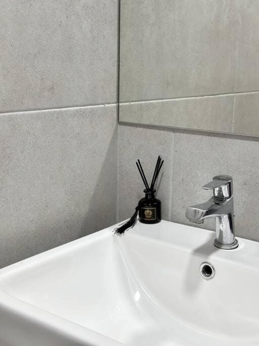 URBAN Georgetown 9Pax 4QueenBed 3Bedroom 2Bath 2carparks Apartment in George Town
