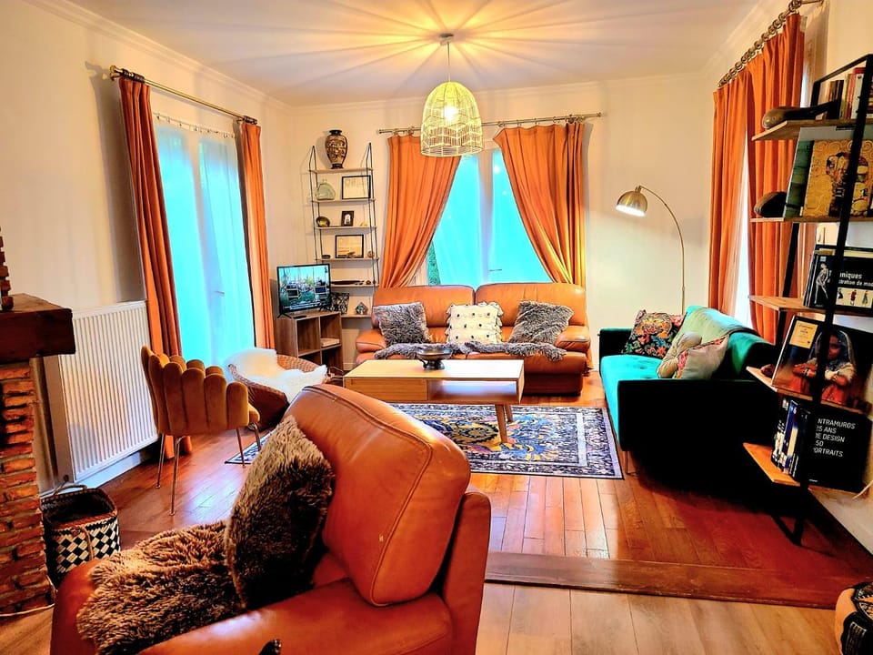 Library, Living room, Seating area