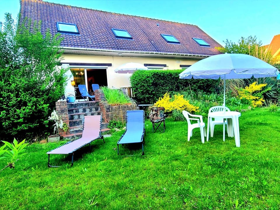 Property building, Patio, Spring, Day, Garden, Dining area, Garden view, sunbed