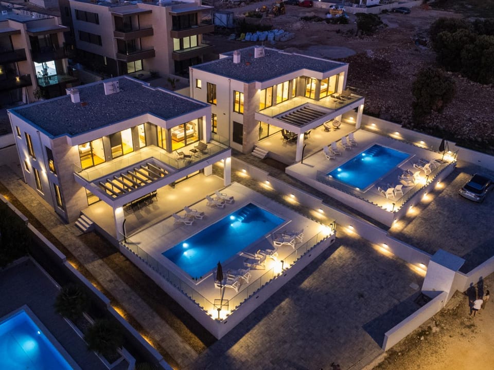 Property building, Bird's eye view, Swimming pool