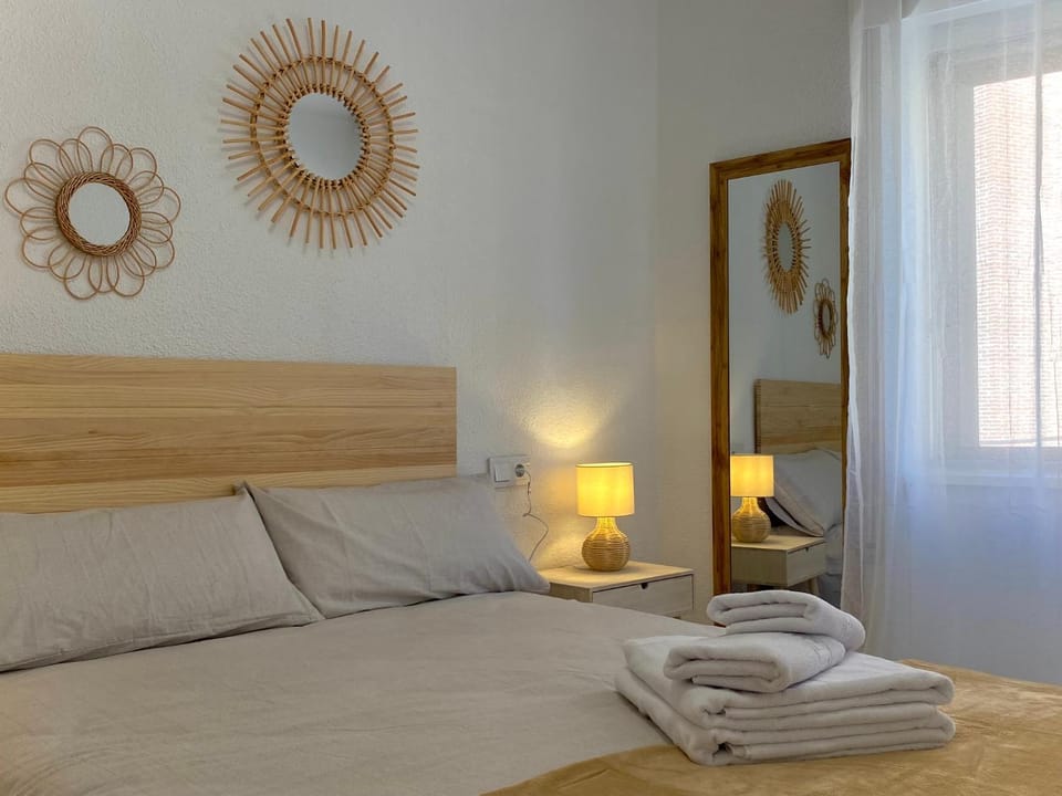 Bed, Bedroom, towels