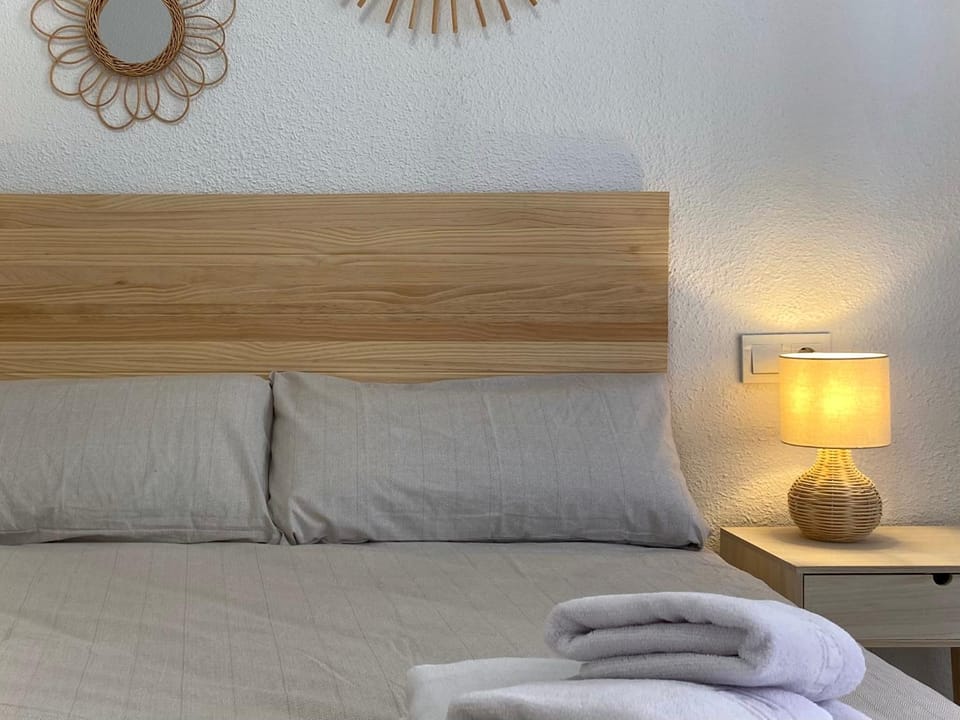 Bed, Bedroom, towels