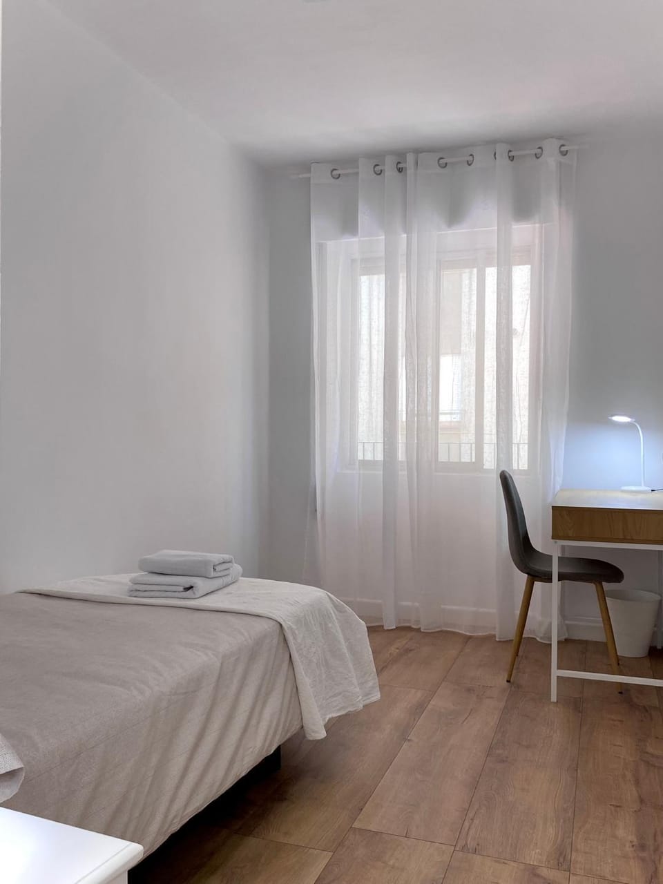 Bed, Photo of the whole room, Seating area, Bedroom