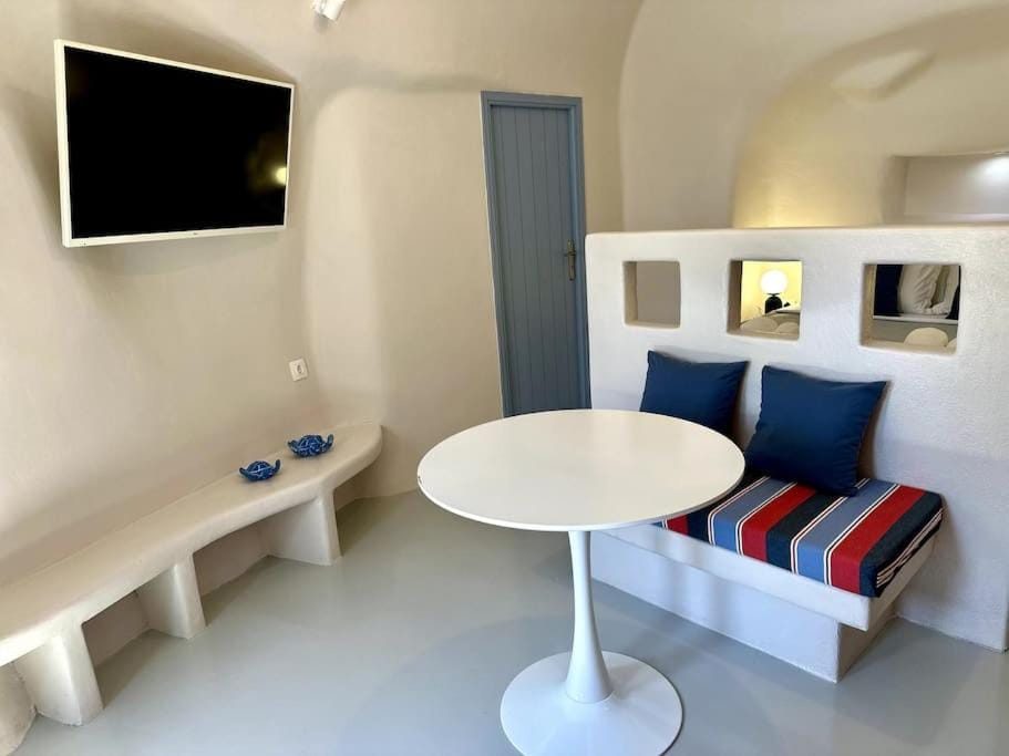 Okeanos Suite 1, Panoramic sea &garden view Apartment in Santorini