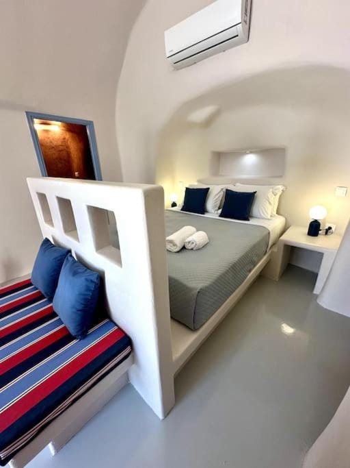 Bed, Photo of the whole room, Seating area, Bedroom, air conditioner