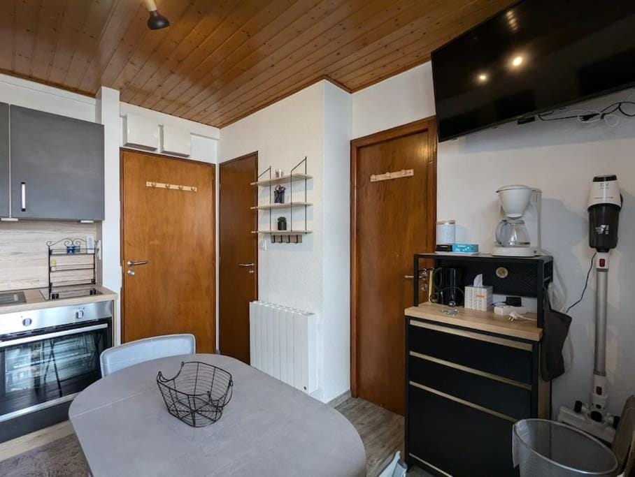 Kitchen or kitchenette, stove