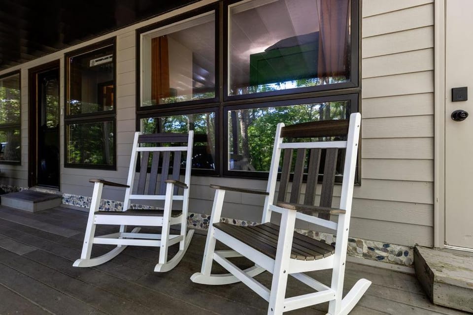 Pets-OK Retreat w Sauna, Jacuzzi at Wintergreen House in Massies Mill
