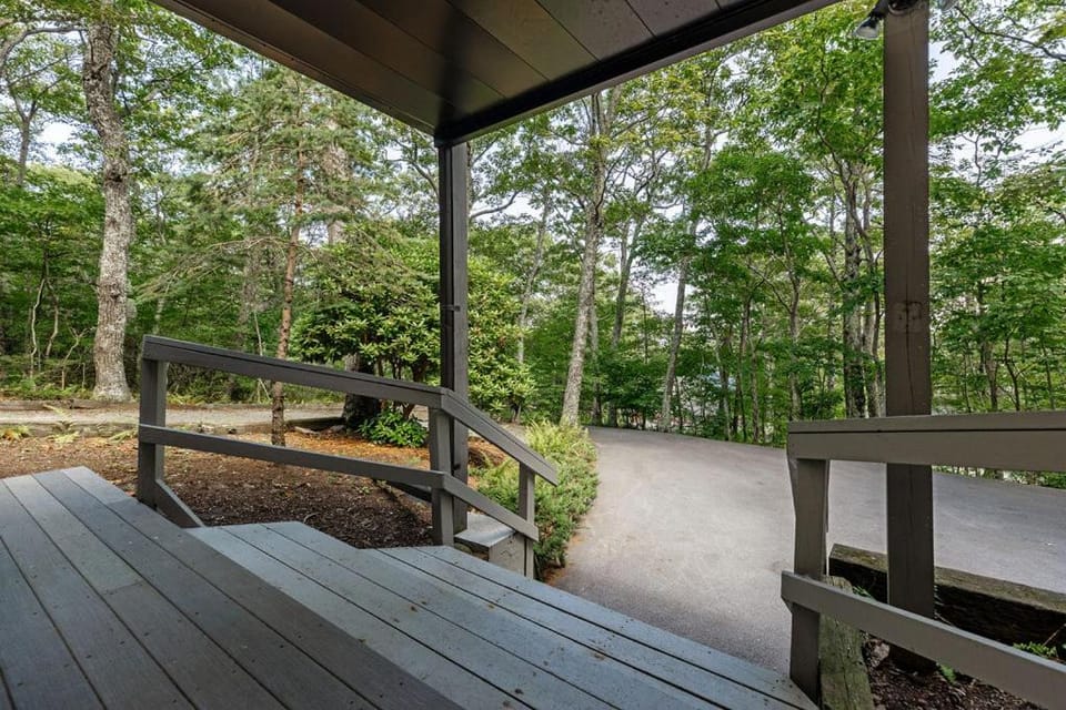 Pets-OK Retreat w Sauna, Jacuzzi at Wintergreen House in Massies Mill