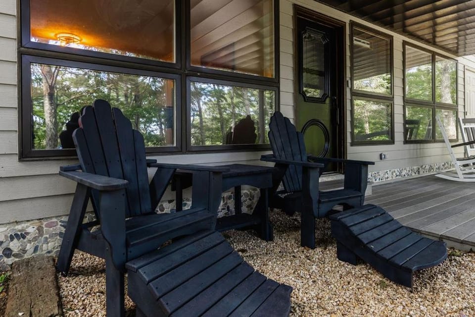 Pets-OK Retreat w Sauna, Jacuzzi at Wintergreen House in Massies Mill