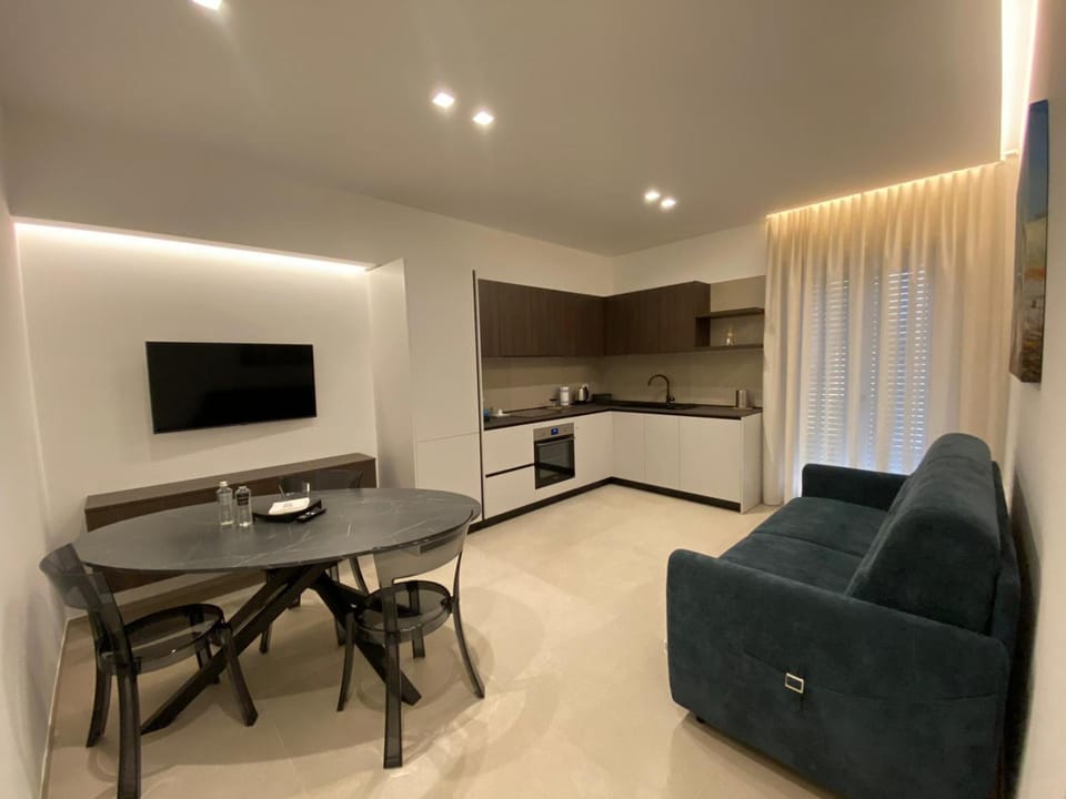 Kitchen or kitchenette, Living room, Seating area, Dining area, oven, stove