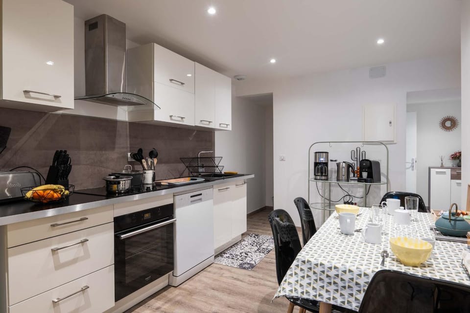 Coffee/tea facilities, dishwasher, heating, stove, toaster, kitchen