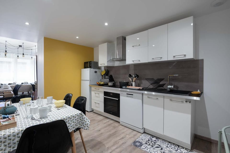 Coffee/tea facilities, Dining area, dishwasher, stove, toaster, kitchen