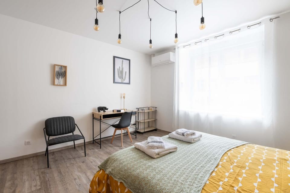 Bed, Photo of the whole room, Bedroom, towels