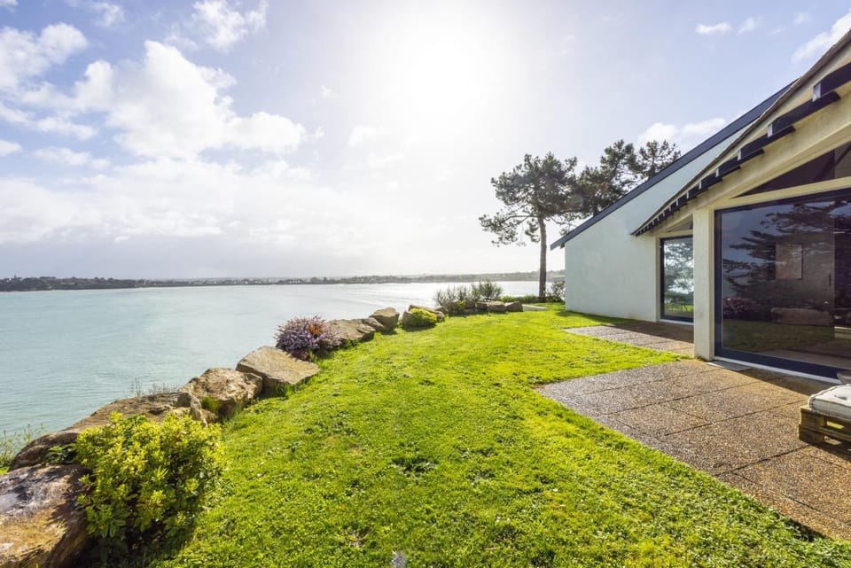 Property building, Day, Natural landscape, Garden, Garden view, Sea view