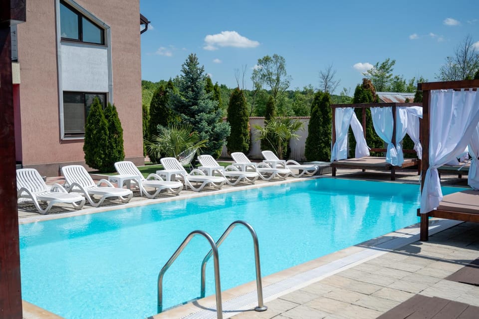Red house pool & jacuzzi Villa in Prahova, Romania