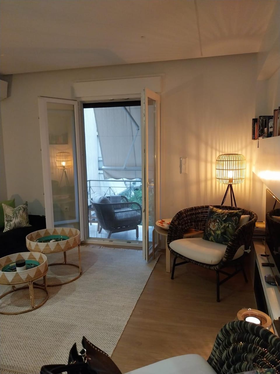 Photo of the whole room, Seating area