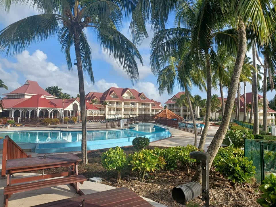 Property building, Swimming pool, sunbed