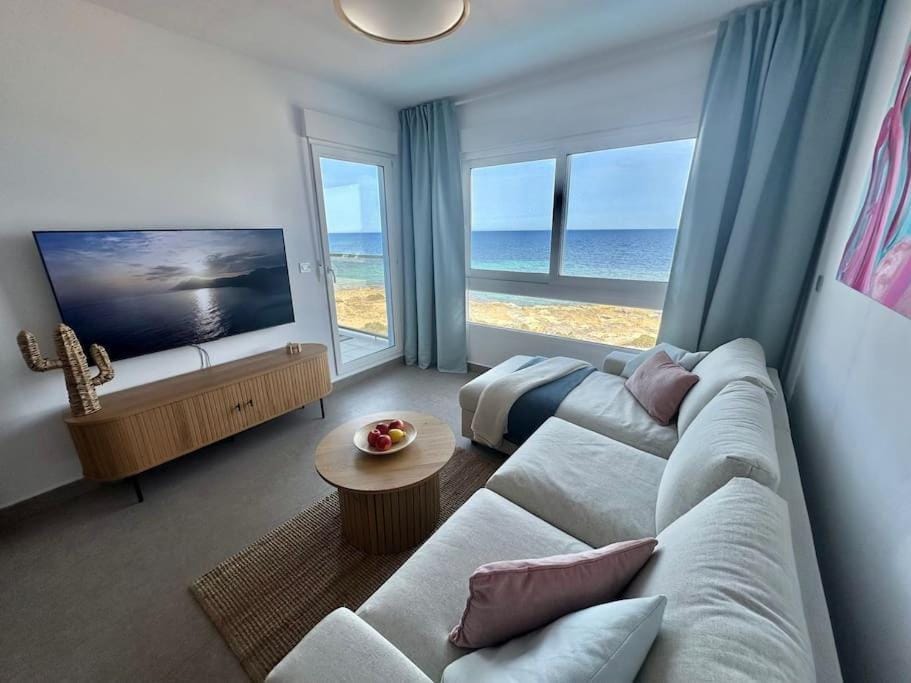 Communal lounge/ TV room, TV and multimedia, Living room, Seating area, Sea view