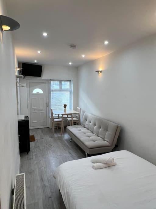 Bed, TV and multimedia, Photo of the whole room, Seating area, towels