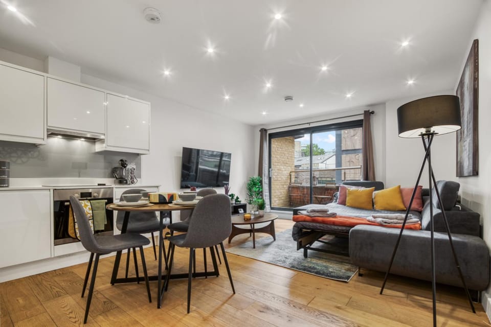 A Vibrant 2 Bed & 2 Bath in Old Street ZONE 1 Apartment in London Borough of Islington