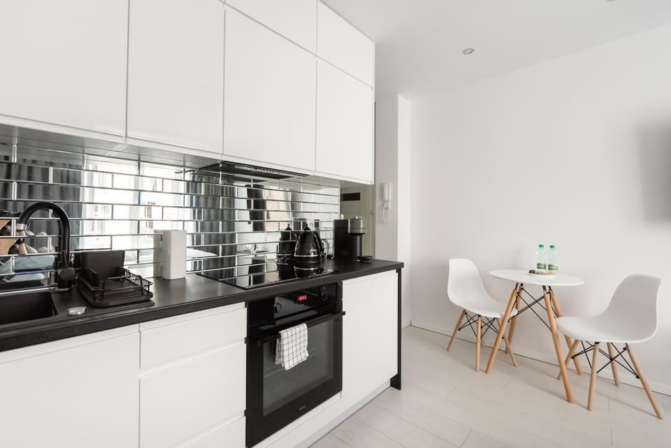 Kitchen or kitchenette, Dining area, oven