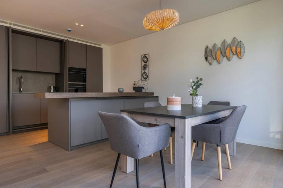 Kitchen or kitchenette, Dining area, oven