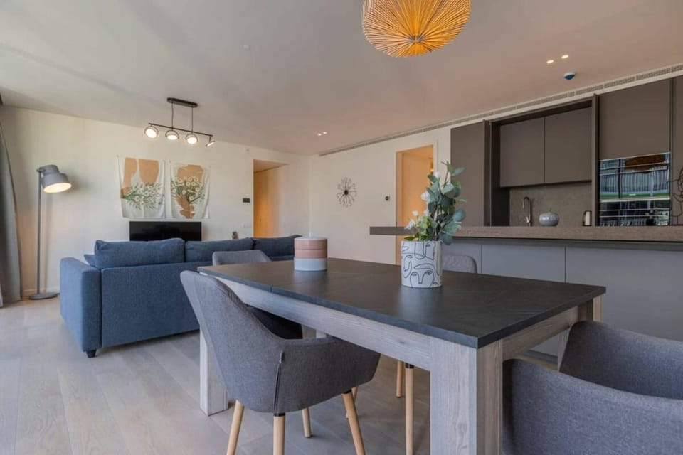 Kitchen or kitchenette, Living room, Seating area, Dining area