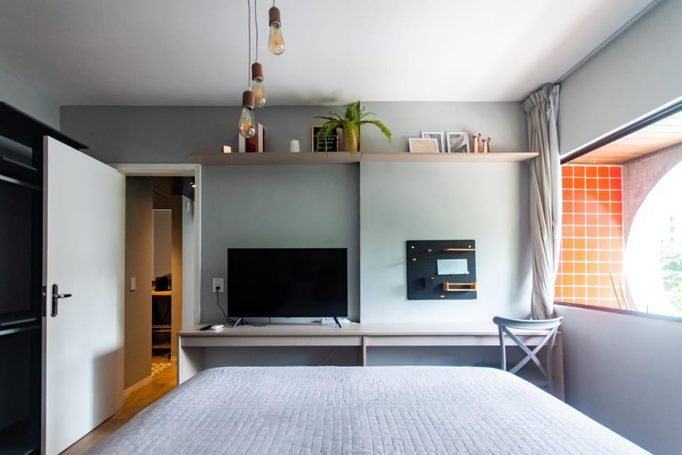 Bed, TV and multimedia, Bedroom