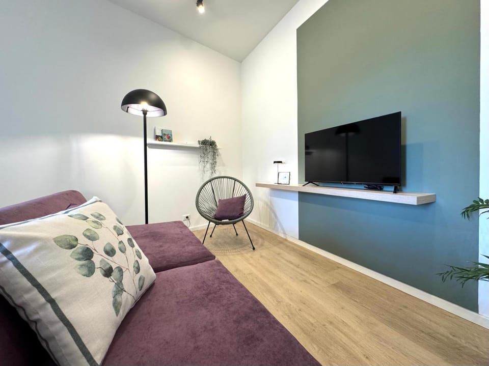 TV and multimedia, Living room, Seating area, Evening entertainment