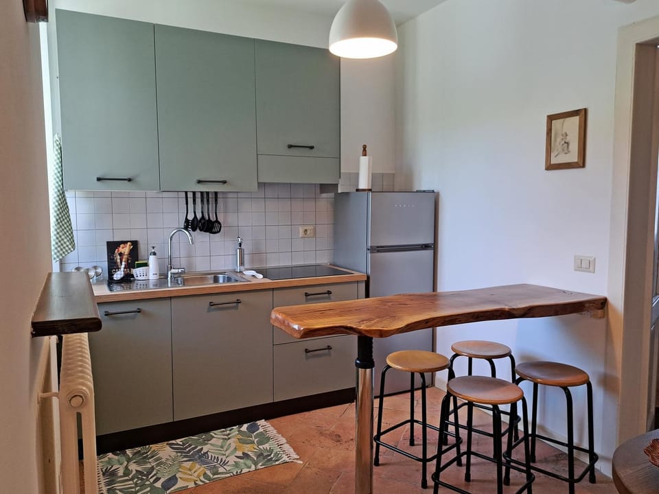 Kitchen or kitchenette, Dining area, oven, pet friendly, stove