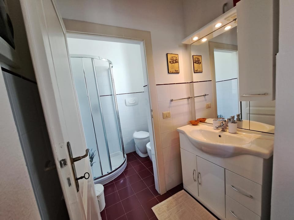 Shower, Toilet, Bathroom
