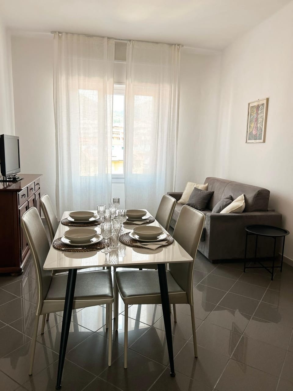TV and multimedia, Living room, Seating area, Dining area