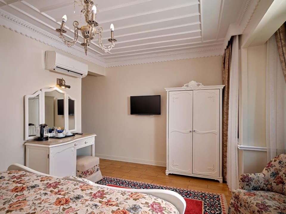 Bed, TV and multimedia, Bedroom, minibar, wardrobe, air conditioner