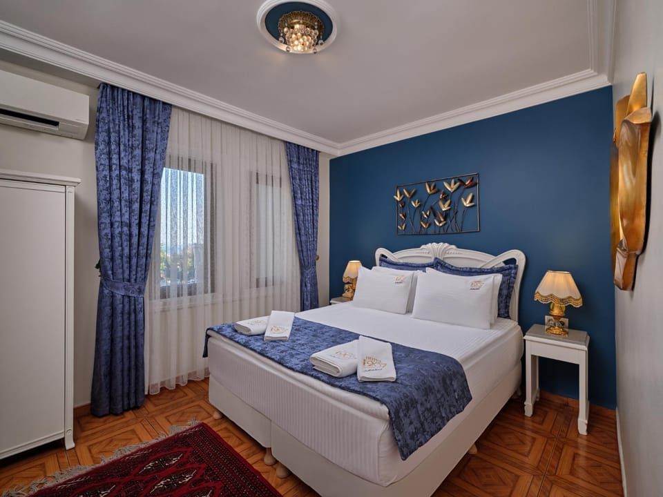 Bed, Bedroom, minibar, safe, towels, wardrobe, air conditioner