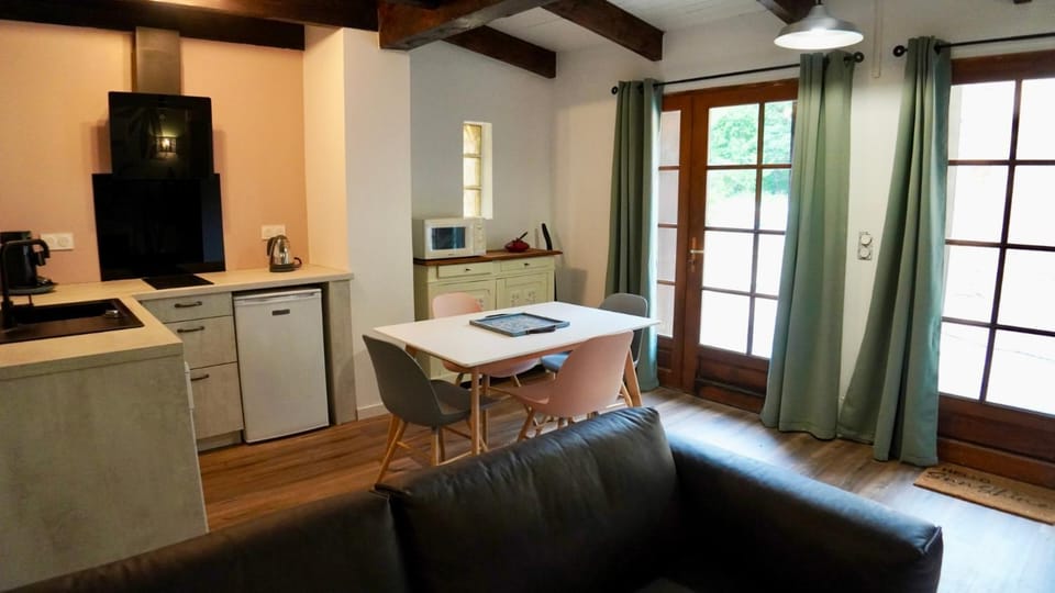 Kitchen or kitchenette, Dining area, oven, stove