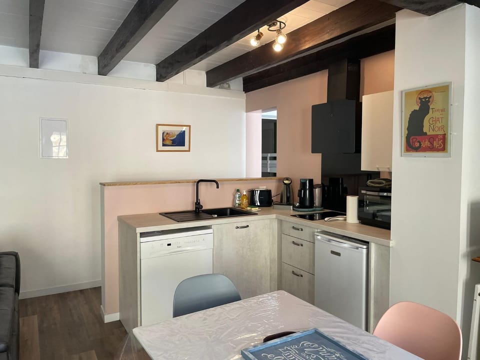 Coffee/tea facilities, Kitchen or kitchenette, dishwasher, microwave, oven, stove, stove, toaster, toaster, washing machine, washing machine, kitchen, kitchen