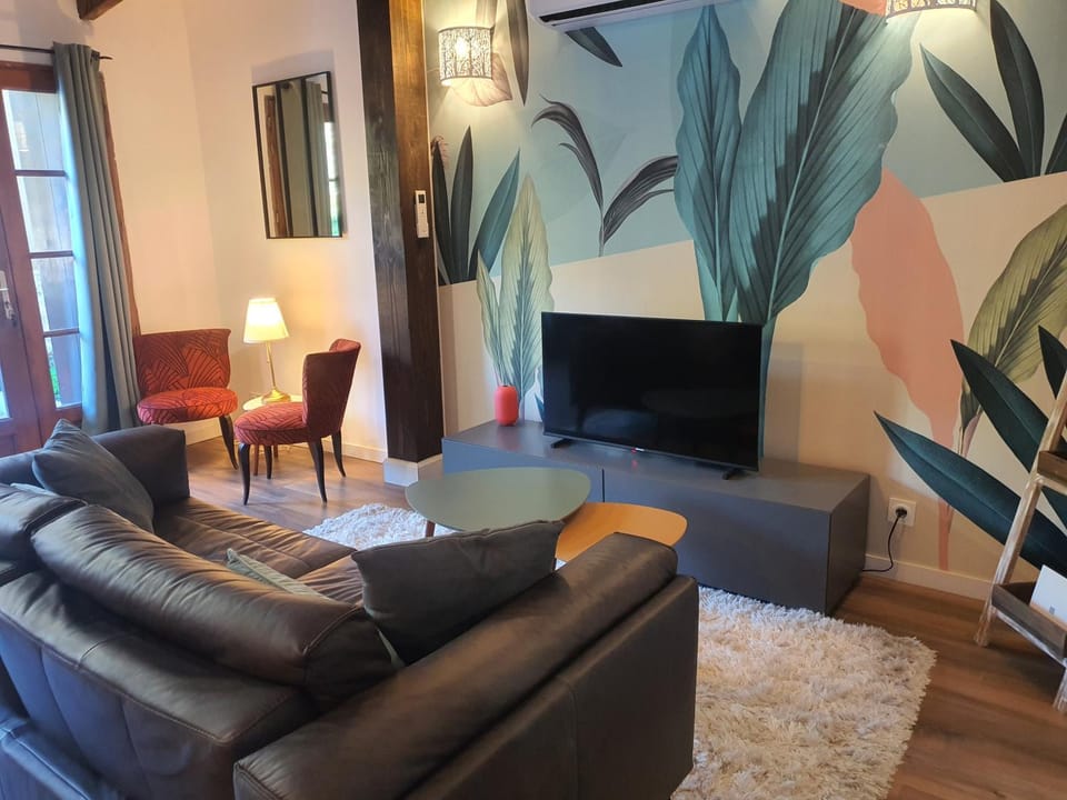 Living room, Seating area, internet, internet