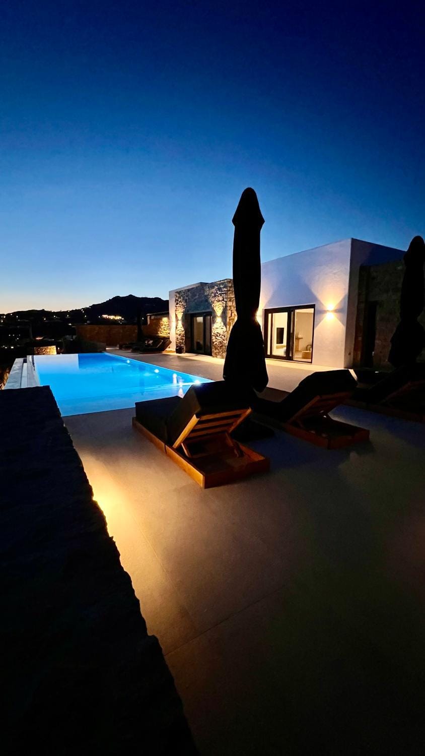 Property building, Mountain view, Pool view, Swimming pool, sunbed
