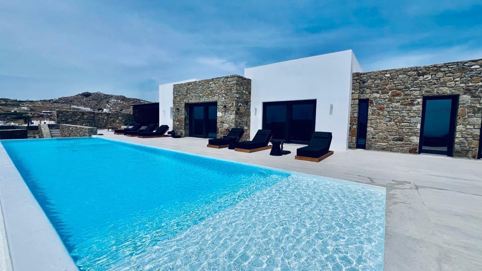 Property building, Natural landscape, Mountain view, Pool view, Swimming pool, sunbed