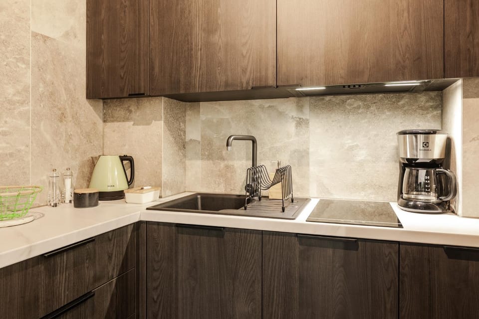 Coffee/tea facilities, Kitchen or kitchenette, stove