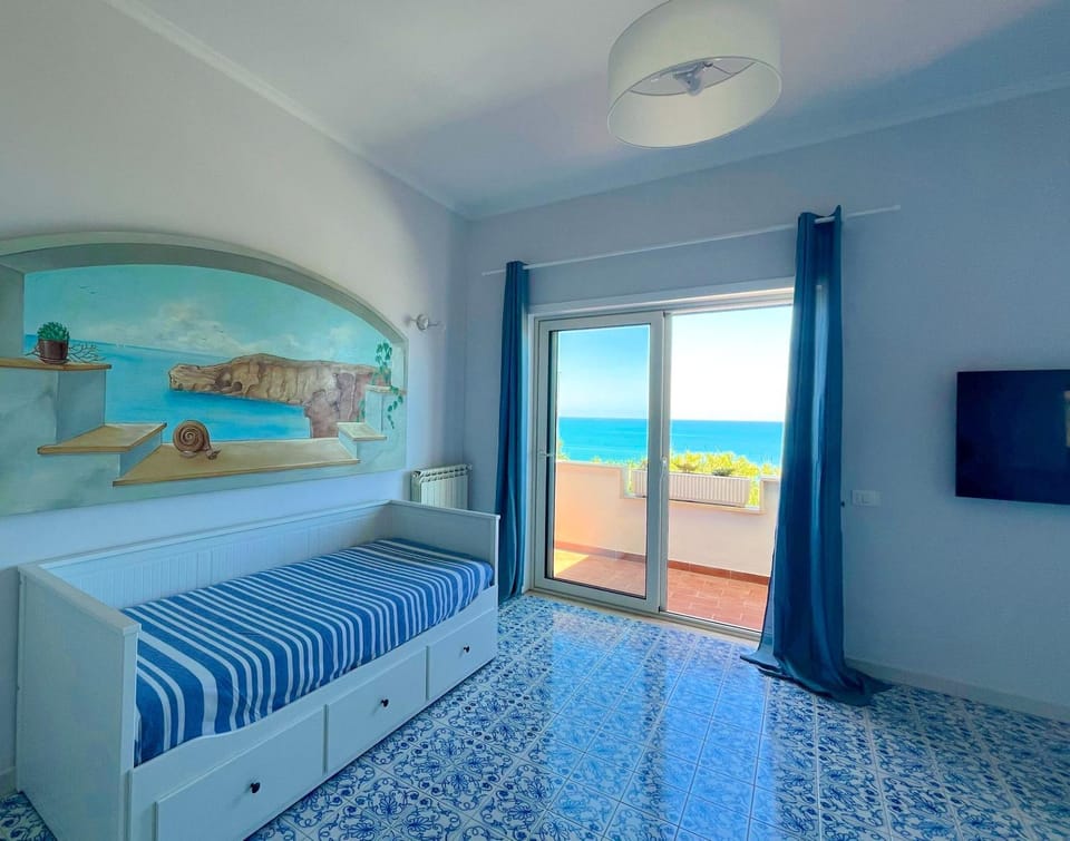 Communal lounge/ TV room, Bed, Natural landscape, Photo of the whole room, Sea view