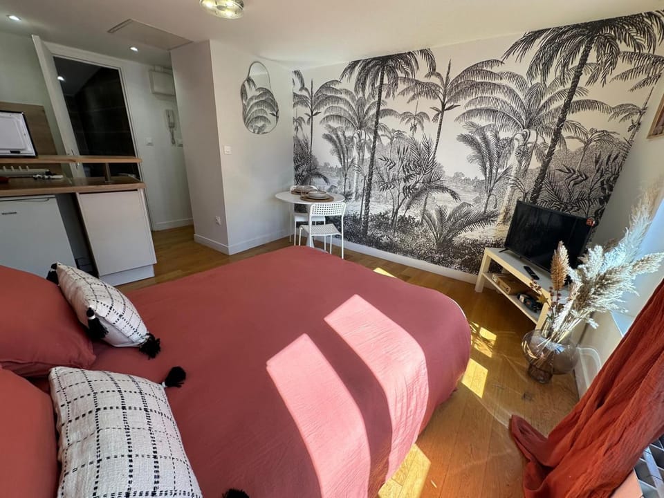 Bed, Kitchen or kitchenette, Photo of the whole room, Seating area, Dining area