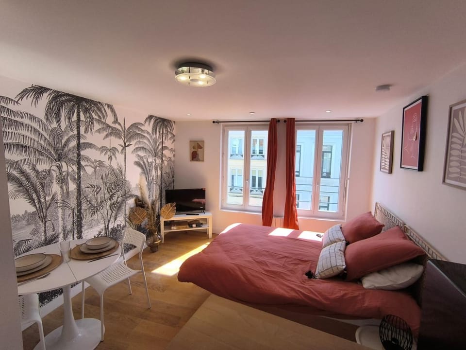 Photo of the whole room, Bedroom