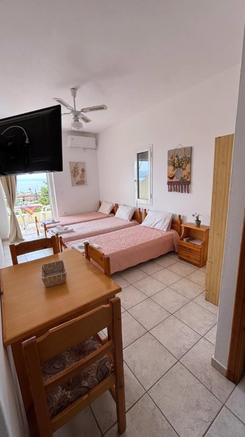 Bed, TV and multimedia, Photo of the whole room, Bedroom