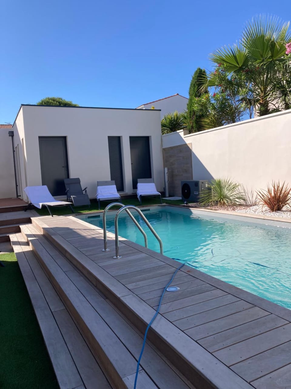 Swimming pool, sunbed