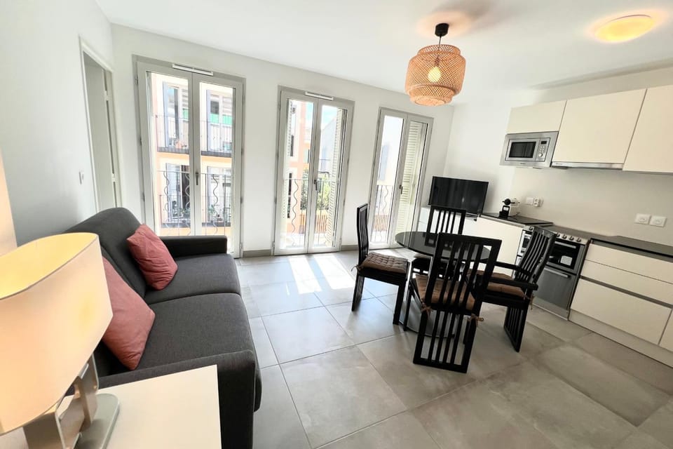 OLD ANTIBES - 4 persons - Private parking Apartment in Antibes