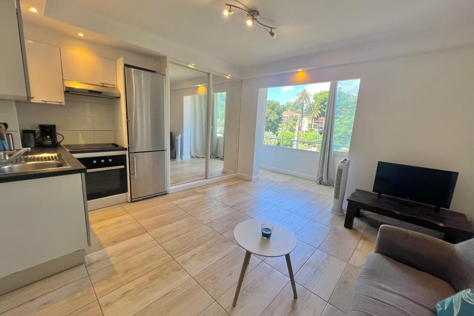 CANNES - STUDIO near the sea and shops Apartment in Cannes