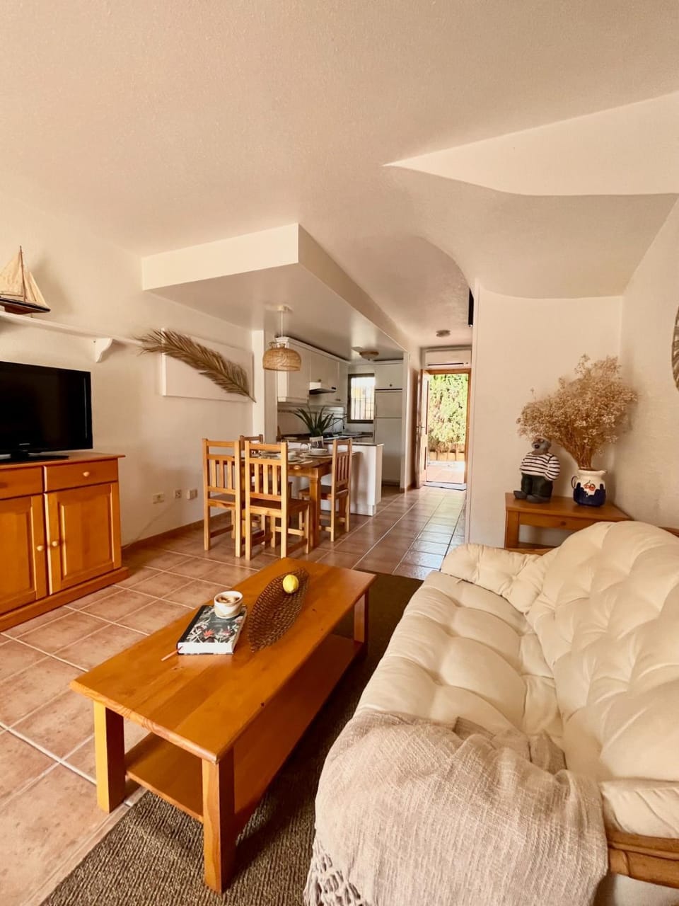TV and multimedia, Seating area, Dining area
